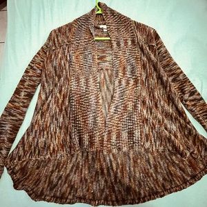 Beautiful cardigan, super comfortable. Light fabric. It is in perfect condition.
